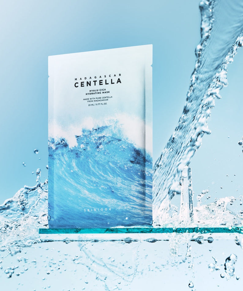 SKIN1004 Madagascar Centella Hyalu-Cica Acid Hydrating Mask 23ml [5 sheets] de SKIN1004, sachet sur fond bleu avec eau