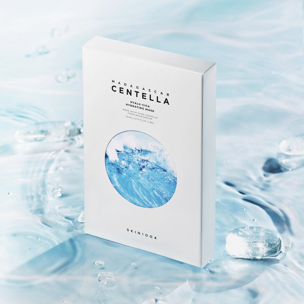 SKIN1004 Madagascar Centella Hyalu-Cica Acid Hydrating Mask 23ml [5 sheets] de SKIN1004 sur fond bleu aquatique, boîte
