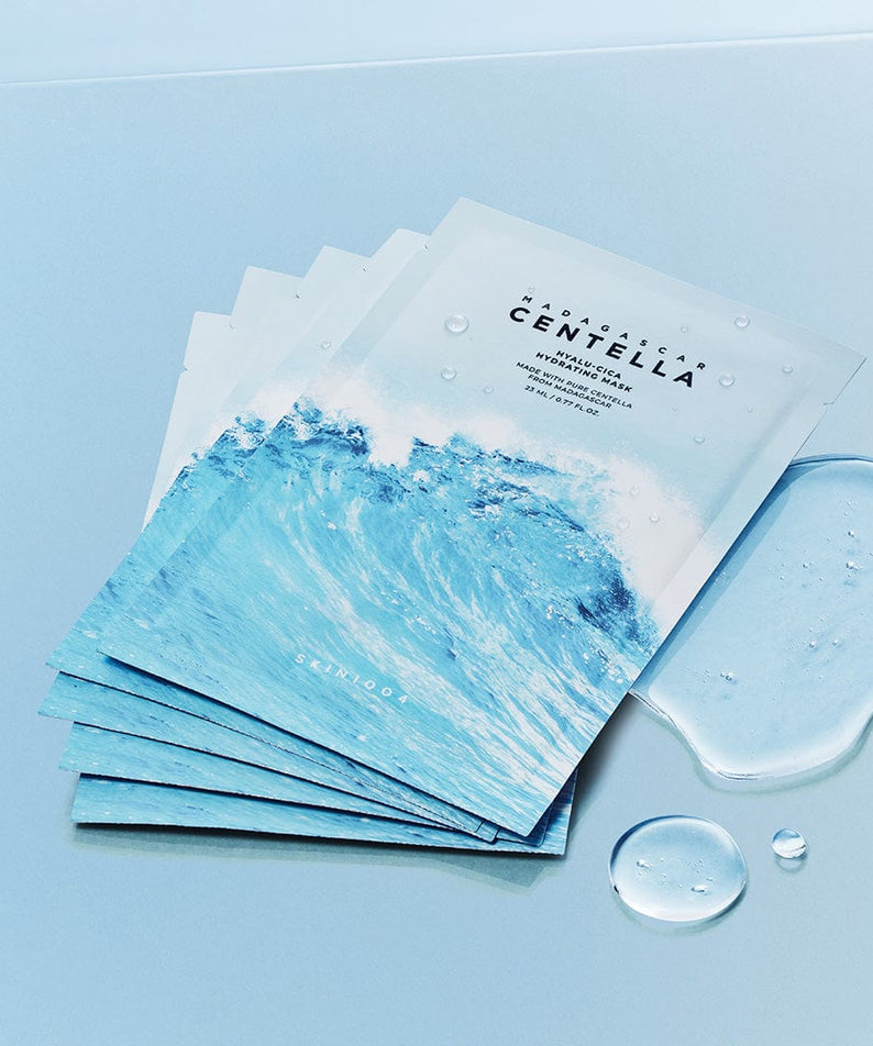 SKIN1004 Madagascar Centella Hyalu-Cica Acid Hydrating Mask 23ml [5 sheets] : masques hydratants sur fond bleu, marque CE N TELLIA