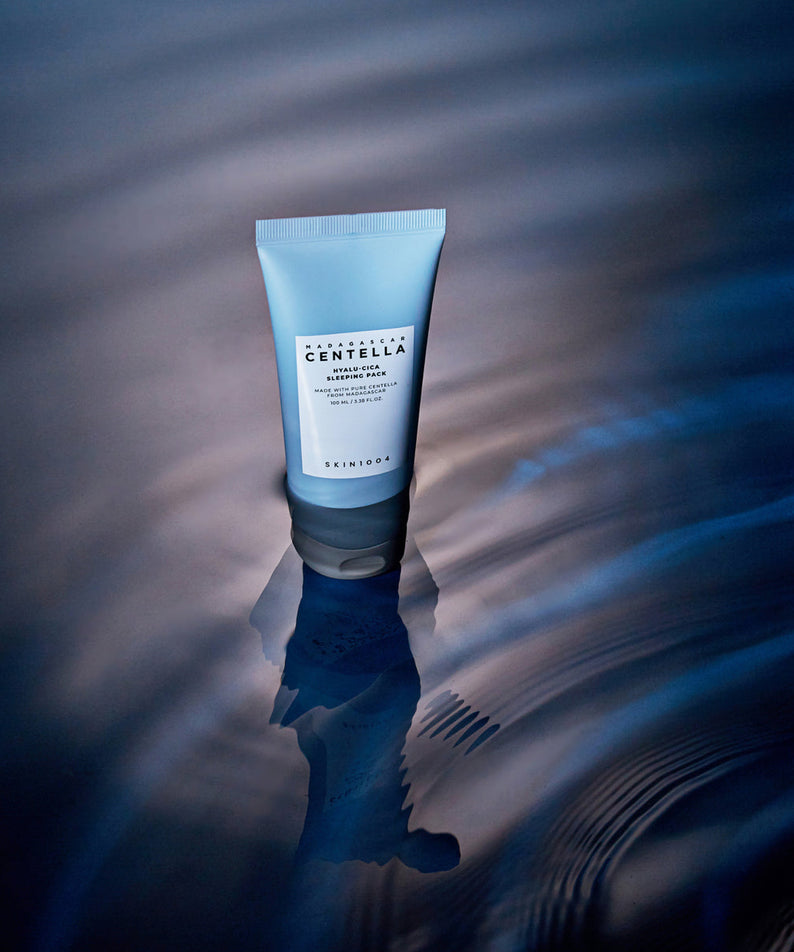 SKIN1004 Madagascar Centella Hyalu-Cica Acid Sleeping Pack 100ml : tube crème sur fond bleu, esthétique nuit, ambiance sérum.