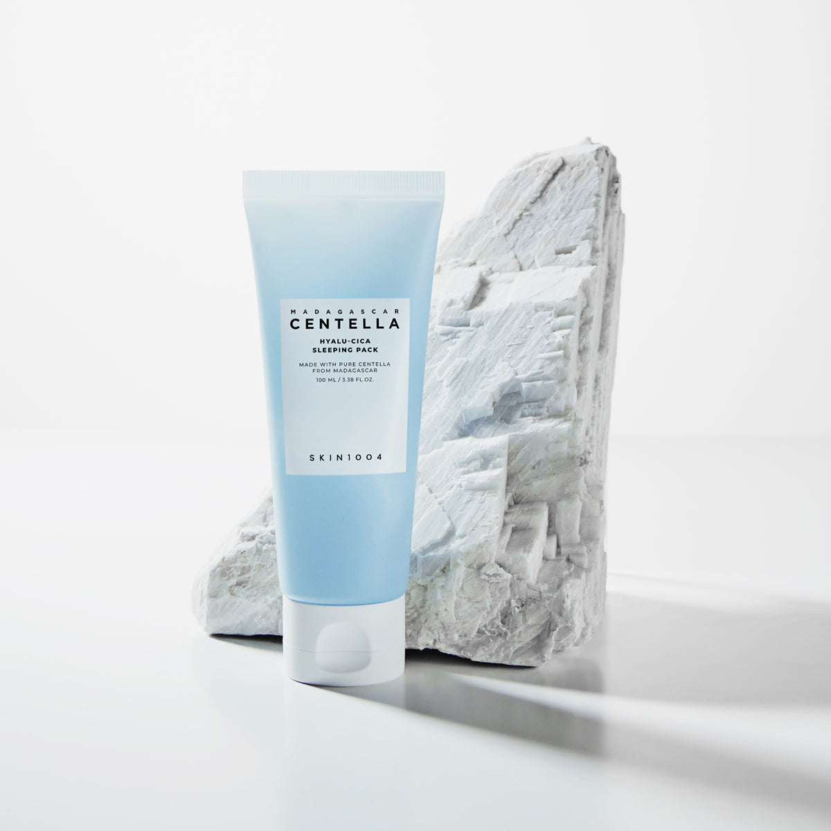 SKIN1004 Madagascar Centella Hyalu-Cica Acid Sleeping Pack 100ml : tube bleu de la marque sur fond blanc, visuel produit