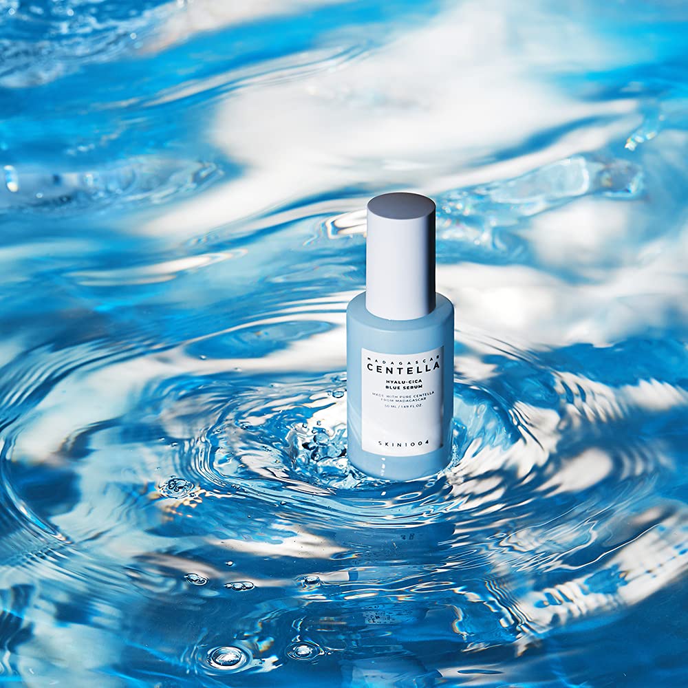SKIN1004 Madagascar Centella Hyalu-Cica Blue Serum 50ml de la marque SKIN1004, bouteille sur fond d’eau bleu.