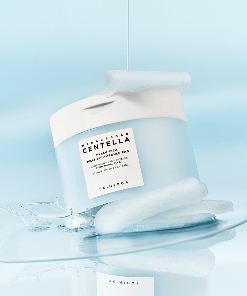 SKIN1004 Madagascar Centella-Hyalu-Cica Jelly Fit Ampoule Pads (60 sheets) de SKIN1004, pack sur fond bleu avec glaçons