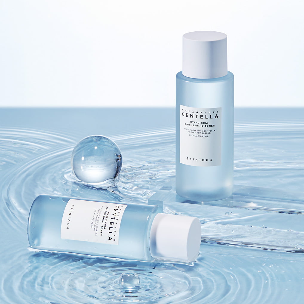 SKIN1004 Madagascar Centella Hyalu-Cica Radiance Toner 210ml, SKIN1004, flacon sur fond d’eau bleue.