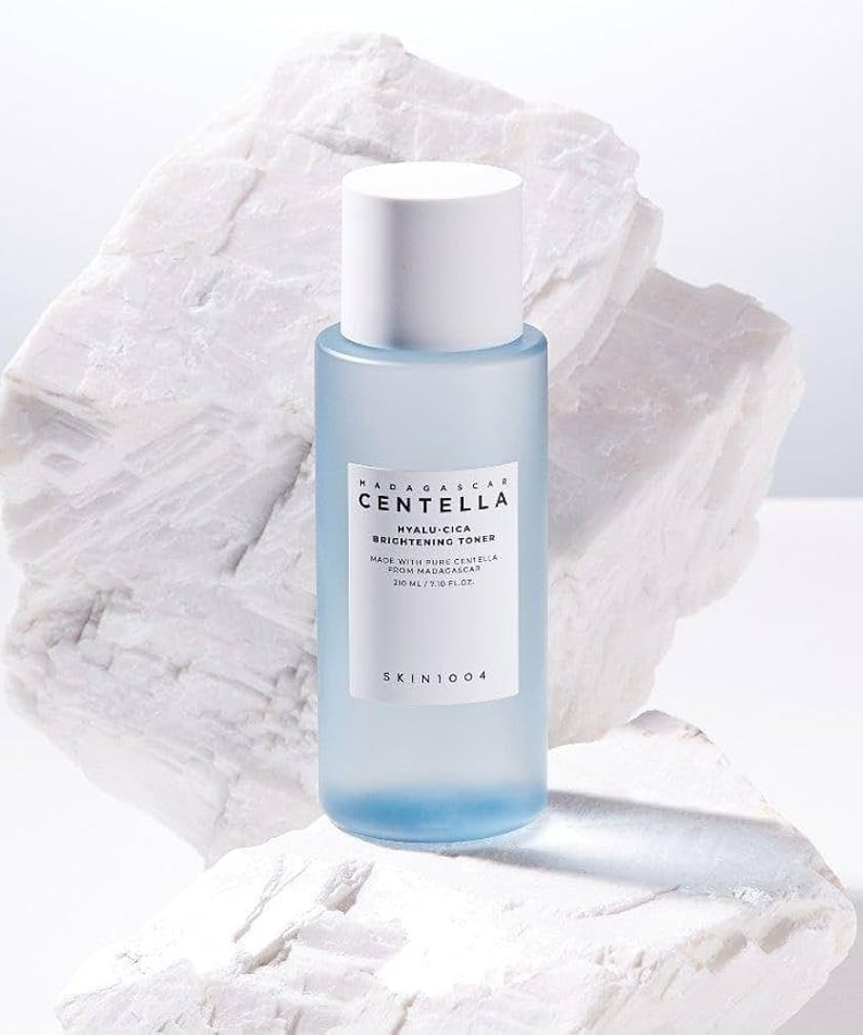 SKIN1004 Madagascar Centella Hyalu-Cica Radiance Toner 210ml, flacon SKIN1004 sur roche blanche, contexte beauté skincare