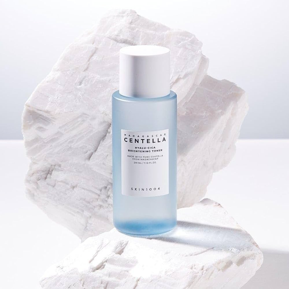 SKIN1004 Madagascar Centella Hyalu-Cica Radiance Toner 210ml, flacon SKIN1004 sur roche blanche, contexte beauté skincare