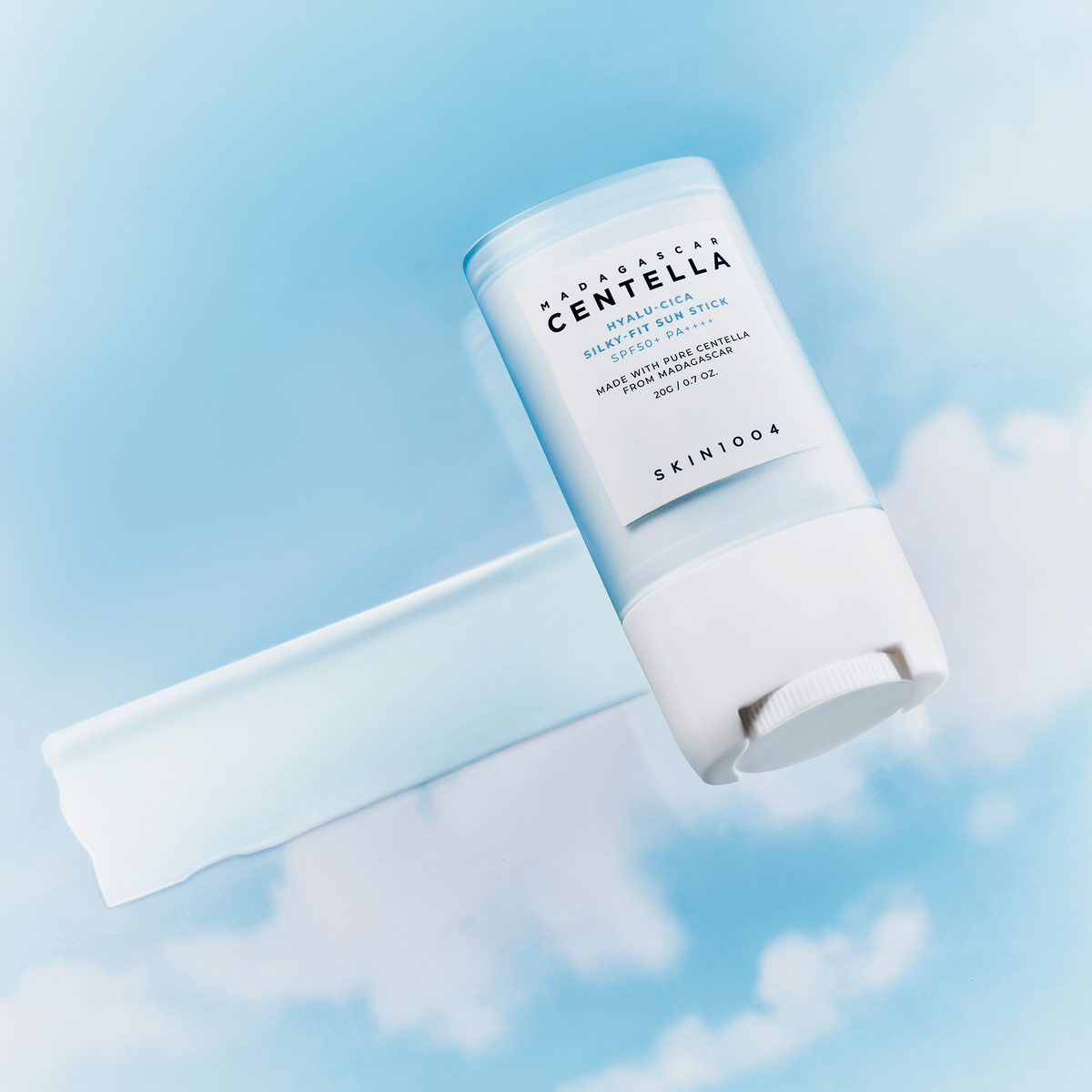 SKIN1004 Madagascar Centella Hyalu-Cica Silky Fit Sun Stick 20g de marque SKIN1004, photo sur fond bleu ciel.