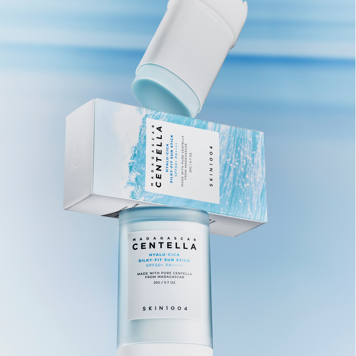 SKIN1004 Madagascar Centella Hyalu-Cica Silky Fit Sun Stick 20g, marque SKIN1004, visuel sur fond bleu océan.