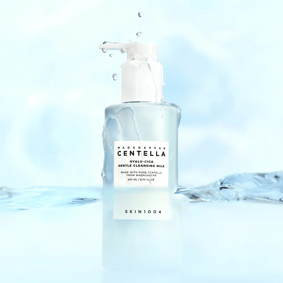 SKIN1004 Madagascar Centella Hyalur-Cica Gentle Cleansing Milk 200ml de SKIN1004, flacon sur fond bleu avec gouttes