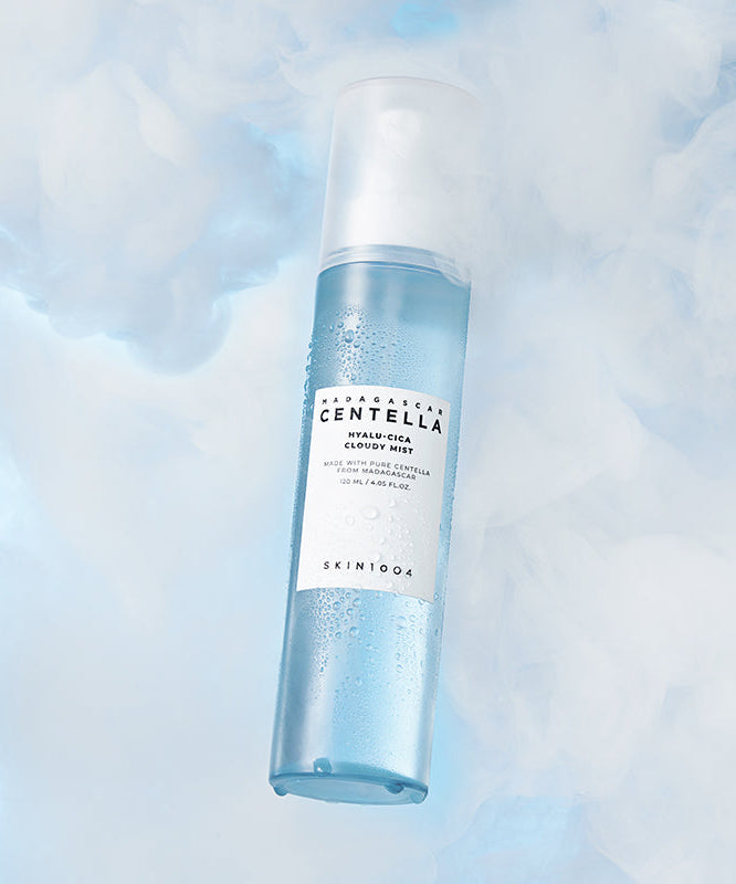 SKIN1004 Madagascar Centella Hyaluronic Acid Cloudy Mist 120ml, flacon bleu sous nuages bleutés, marque SKIN1004, contexte visuel.