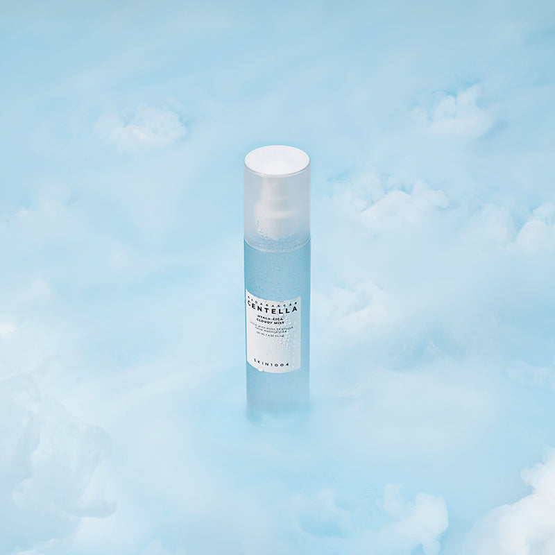 SKIN1004 Madagascar Centella Hyaluronic Acid Cloudy Mist 120ml de la marque SKIN1004, sur fond ciel bleu avec nuages