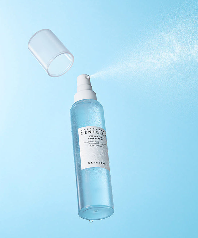 SKIN1004 Madagascar Centella Hyaluronic Acid Cloudy Mist 120ml de la marque SKIN1004, brume visage sur fond bleu.