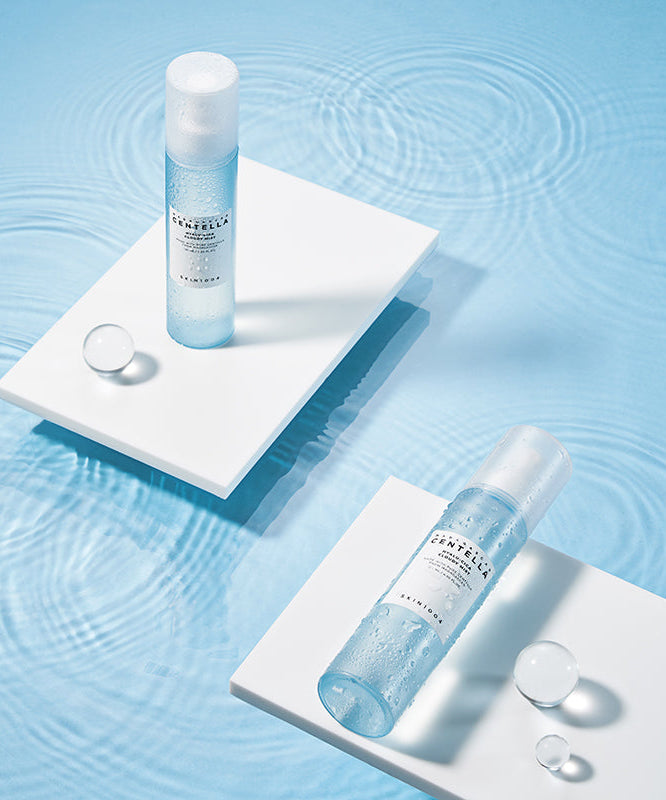 SKIN1004 Madagascar Centella Hyaluronic Acid Cloudy Mist 120ml de la marque SKIN1004, brume visage sur fond bleu aquatique