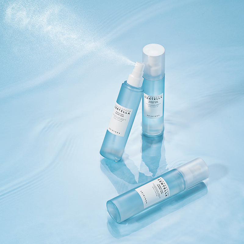 SKIN1004 Madagascar Centella Hyaluronic Acid Cloudy Mist 120ml, brume visage sur fond bleu, flacons marque SKIN1004