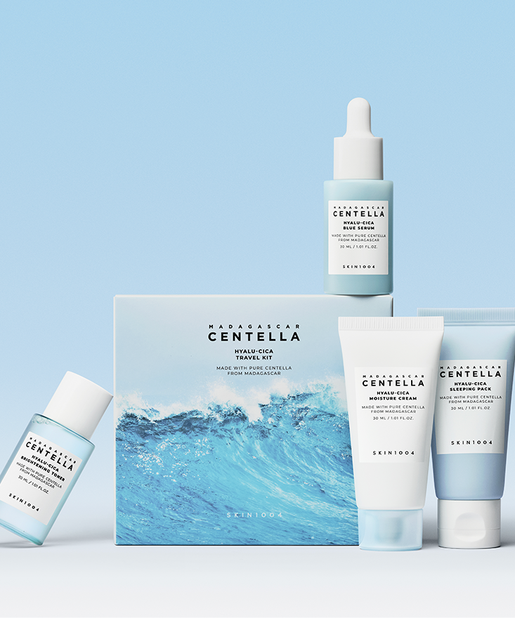 SKIN1004 Madagascar Centella Hyaluronic Acid Travel Kit, produits SKIN1004 sur fond bleu, en contexte voyage beauté