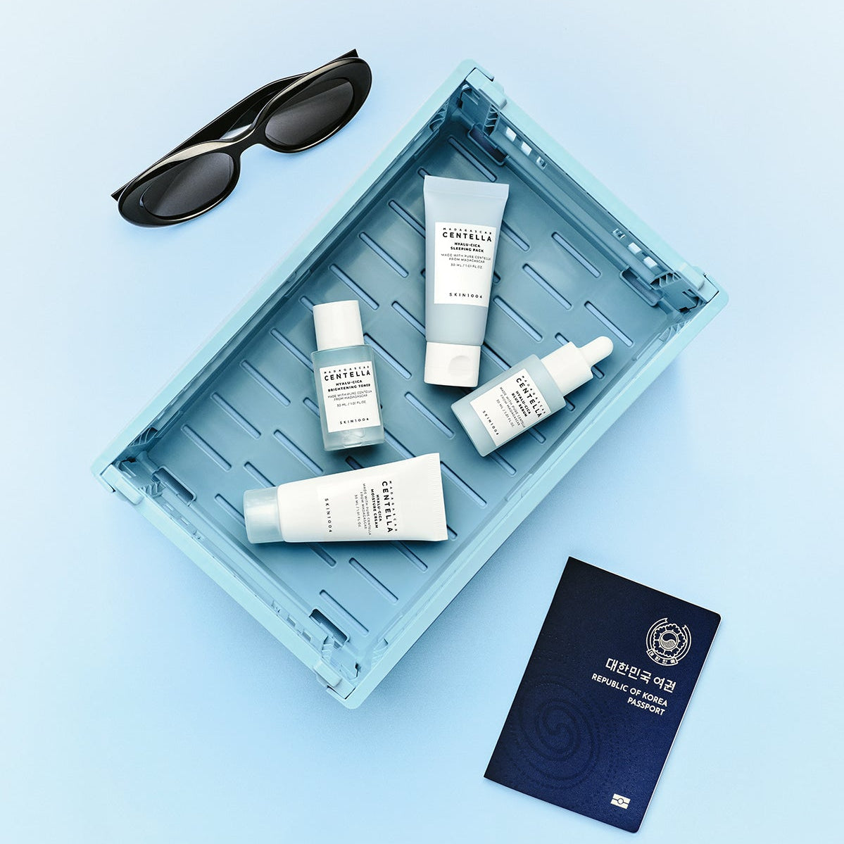SKIN1004 Madagascar Centella Hyaluronic Acid Travel Kit de la marque SKIN1004, trousse cosmétique bleue sur fond clair