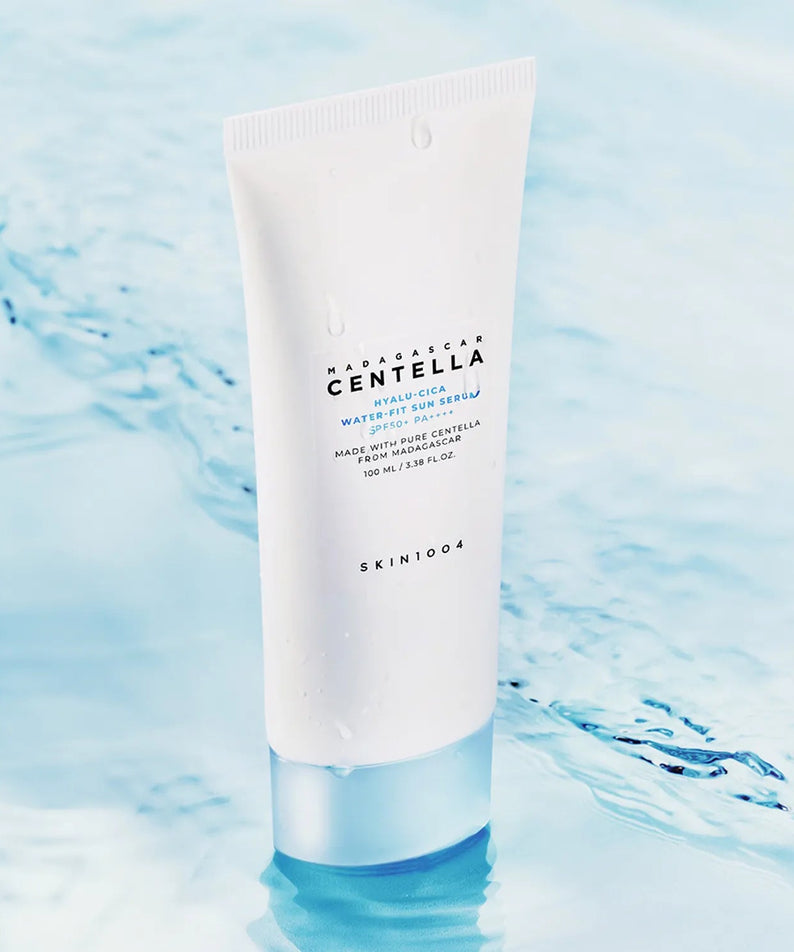 SKIN1004 Madagascar Centella Hyaluronic Acid Water-Fit Sun Serum 100ml, tube sur fond bleu d’eau, marque SKIN1004