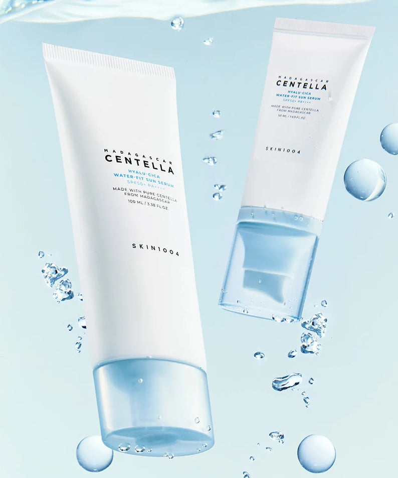 SKIN1004 Madagascar Centella Hyaluronic Acid Water-Fit Sun Serum 100ml de SKIN1004, flacons sur fond bleu avec gouttes d’eau