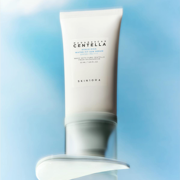 SKIN1004 Madagascar Centella Hyaluronic Acid Water-Fit Sun Serum 50ml de la marque SKIN1004, tube sur fond bleu