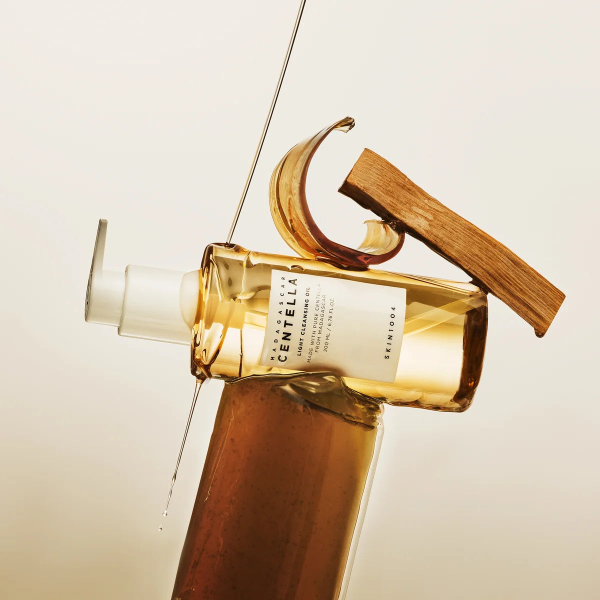 SKIN1004 Madagascar Centella Light Cleansing Oil 200ml, huile nettoyante de la marque SKIN1004 versée sur fond clair