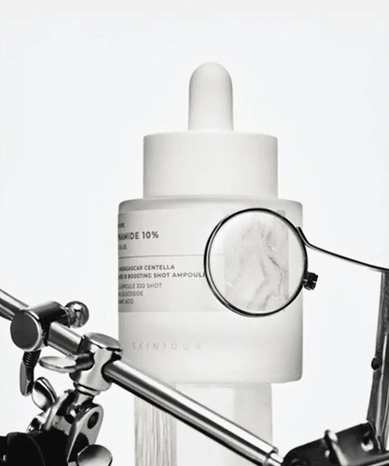 SKIN1004 Madagascar Centella Niacinamide 10 Boosting Shot Ampoule 30ml, flacon blanc, loupe sur fond studio.