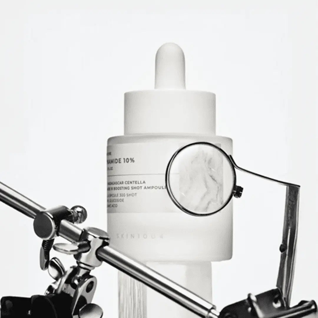 SKIN1004 Madagascar Centella Niacinamide 10 Boosting Shot Ampoule 30ml, flacon blanc, loupe sur fond studio.