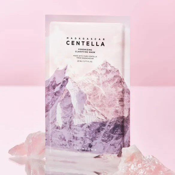 SKIN1004 Madagascar Centella Pore-Melting Clarifying Mask 23ml [5 sheets] de la marque SKIN1004, masque en sachet, fond rose.