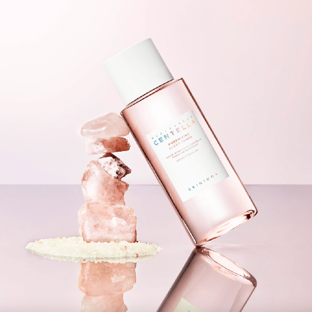 SKIN1004 Madagascar Centella Poremizing Clear Toner 210ml de la marque SKIN1004, flacon sur pierre et poudre en studio, fond clair