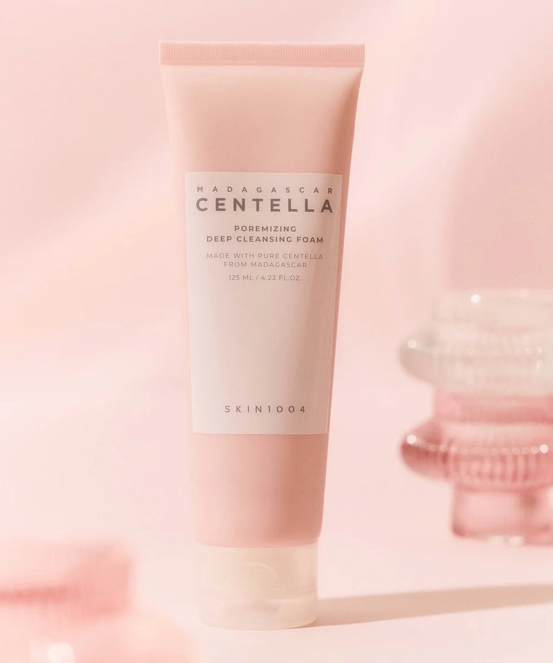 SKIN1004 Madagascar Centella Poremizing Deep Cleansing Foam 125ml : tube nettoyant crème marquage SKIN1004 sur fond rose.