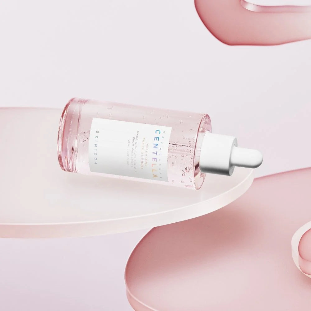 SKIN1004 Madagascar Centella Poremizing Fresh Ampoule 100ml de la marque SKIN1004, flacon rose sur fond pastel