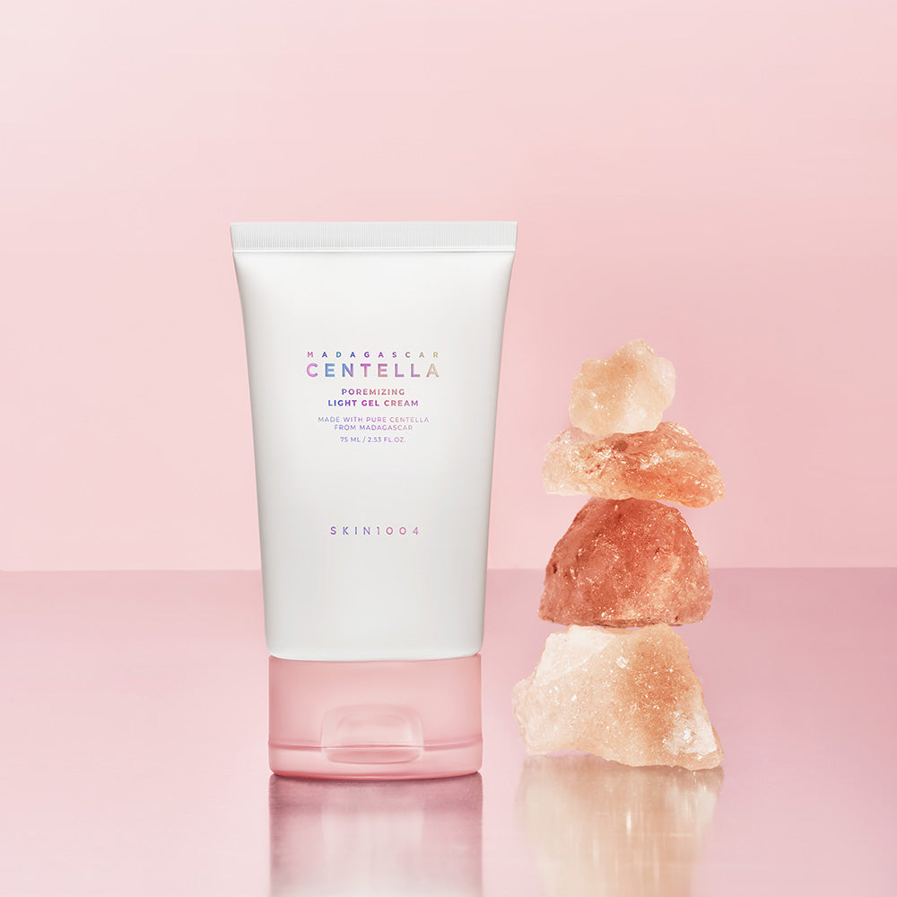 SKIN1004 Madagascar Centella Poremizing Light Gel Cream 75ml, marque SKIN1004, tube sur fond rose avec cristaux.