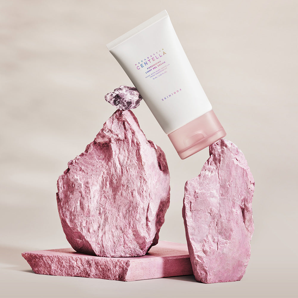 SKIN1004 Madagascar Centella Poremizing Light Gel Cream 75ml de SKIN1004, crème gel sur roches violettes, fond clair.