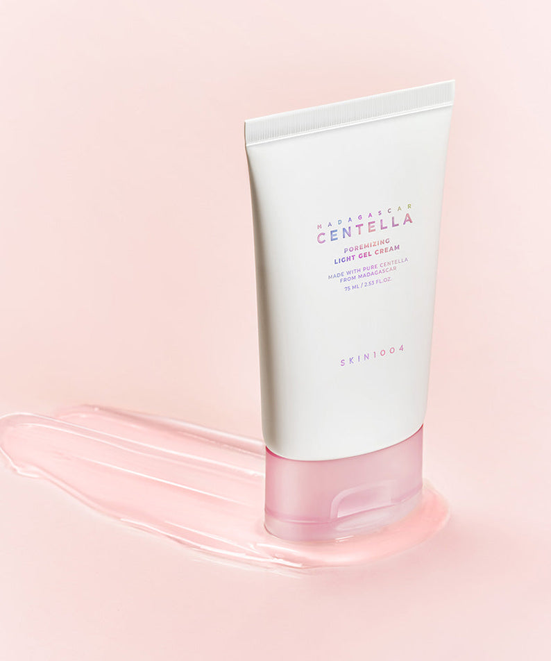 SKIN1004 Madagascar Centella Poremizing Light Gel Cream 75ml, gel-crème marque SKIN1004, tube blanc sur fond rose, texture visible