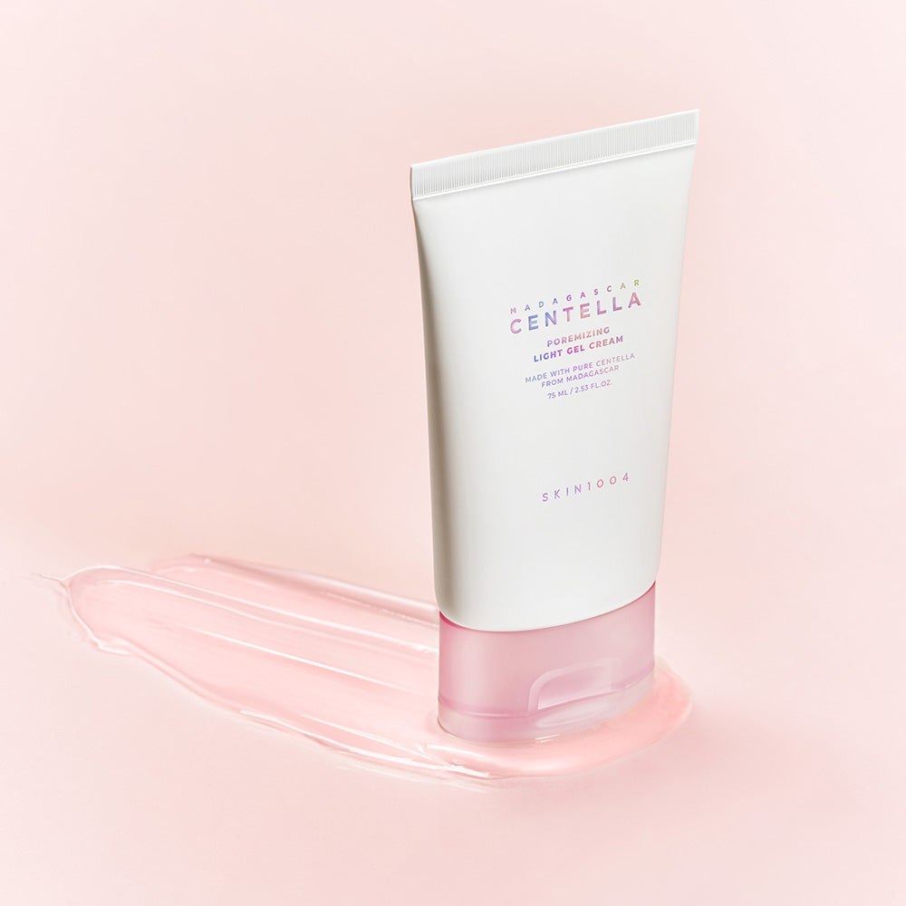 SKIN1004 Madagascar Centella Poremizing Light Gel Cream 75ml, gel-crème marque SKIN1004, tube blanc sur fond rose, texture visible