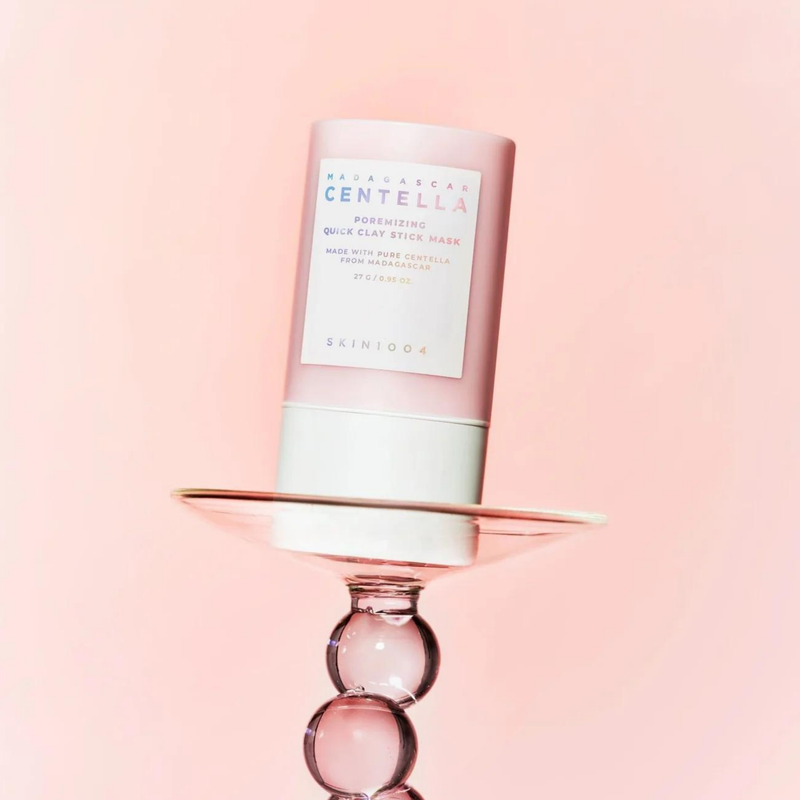 SKIN1004 Madagascar Centella Poremizing Quick Clay Stick Mask 27g, bâtonnet masque détox de la marque SKIN1004 sur fond rose