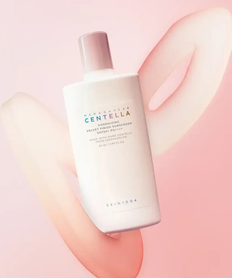 SKIN1004 Madagascar Centella Poremizing Velvet Finish Sunscreen 50ml de la marque SKIN1004, flacon sur fond rose, mains.