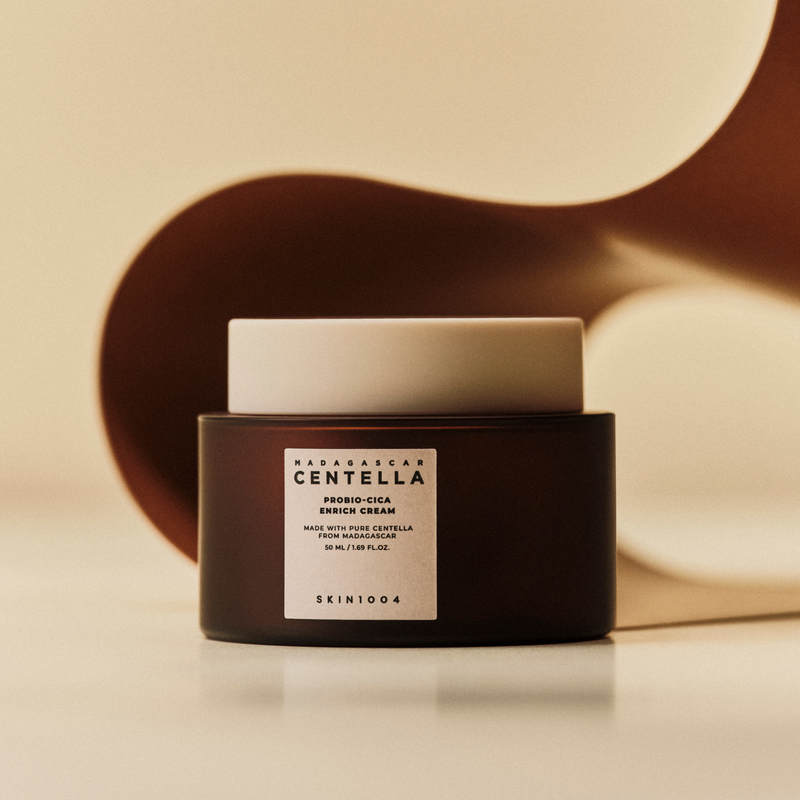 SKIN1004 Madagascar Centella Probio-cica Enrich Cream 50ml, pot crème SKIN1004 sur fond beige, contexte spa minimaliste