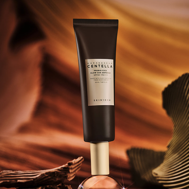 SKIN1004 Madagascar Centella Probio-cica Glow Sun Ampoule 50ml : tube sur fond naturel doré, ambiance estivale.