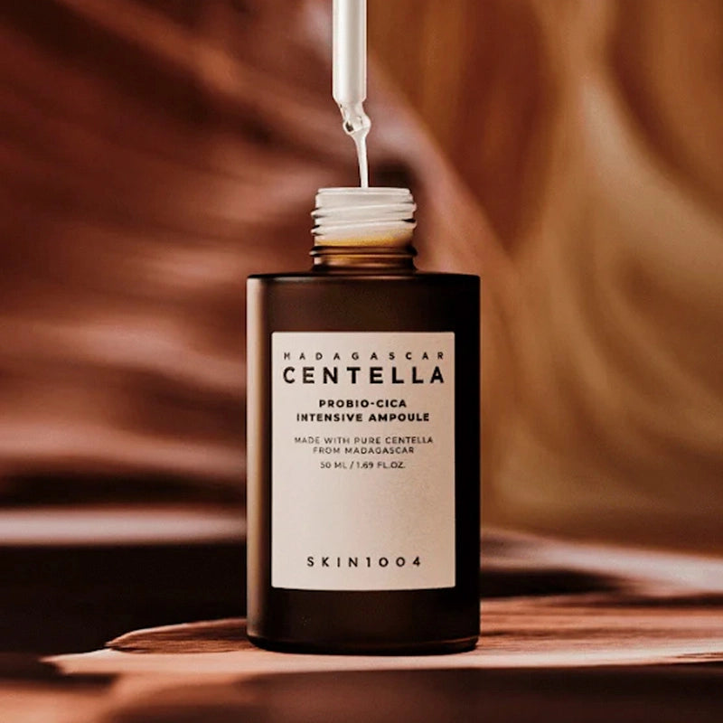 SKIN1004 Madagascar Centella Probio-cica Intensive Ampoule 50ml : sérum goutteur sur flacon, ambiance skincare en arrière-plan.