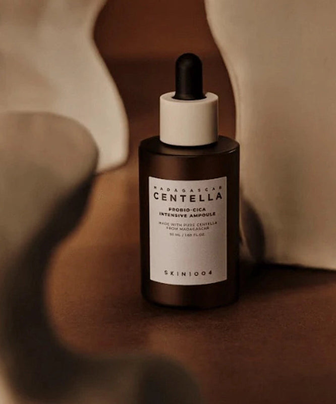 SKIN1004 Madagascar Centella Probio-cica Intensive Ampoule 50ml de la marque SKIN1004, flacon sur fond beige, ambiance spa.
