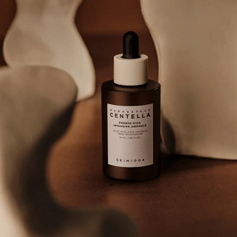 SKIN1004 Madagascar Centella Probio-cica Intensive Ampoule 50ml de la marque SKIN1004, flacon sur fond beige, ambiance spa.