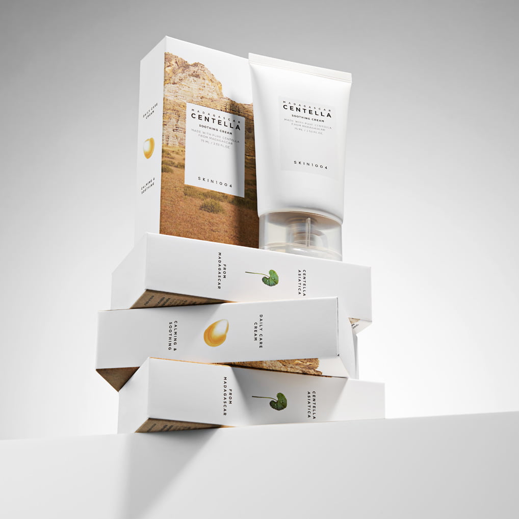 SKIN1004 Madagascar Centella Soothing Cream 75ml de SKIN1004, sur emballage avec pots et boîte blanche, fond clair.