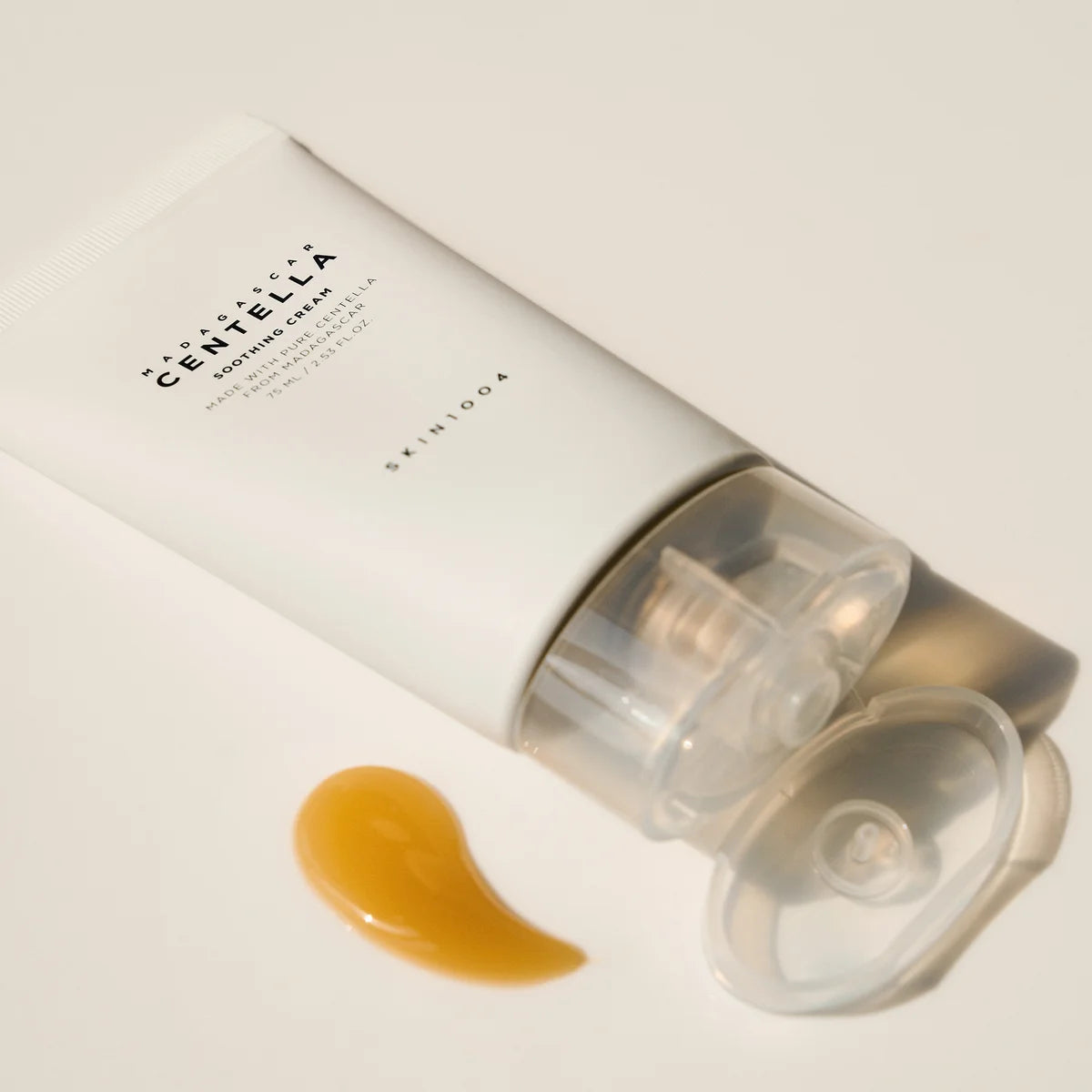 SKIN1004 Madagascar Centella Soothing Cream 75ml, crème apaisante de la marque, photo produit sur fond clair avec tube.