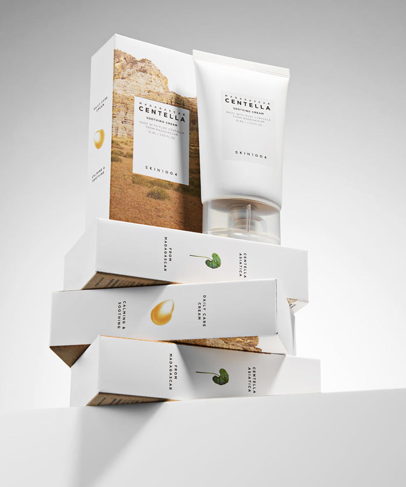 Crème apaisante SKIN1004 Madagascar Centella 75ml sur boîtes empilées, produit de soin de la peau apaisant et hydratant en France.