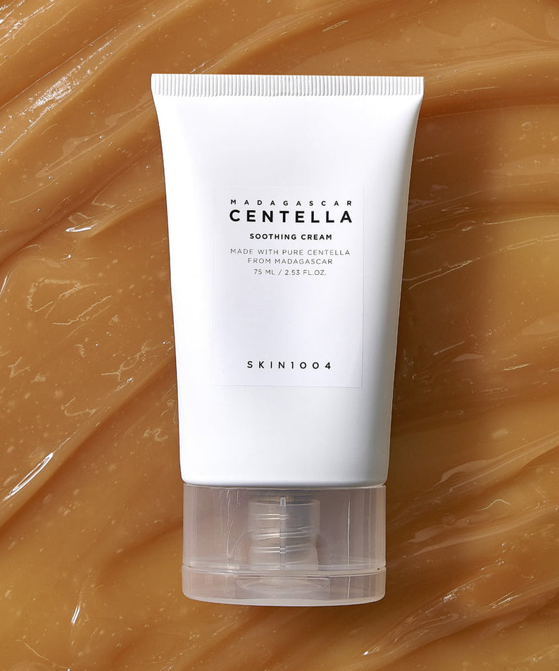 Tube de SKIN1004 Madagascar Centella Soothing Cream 75ml sur un fond texturé brun