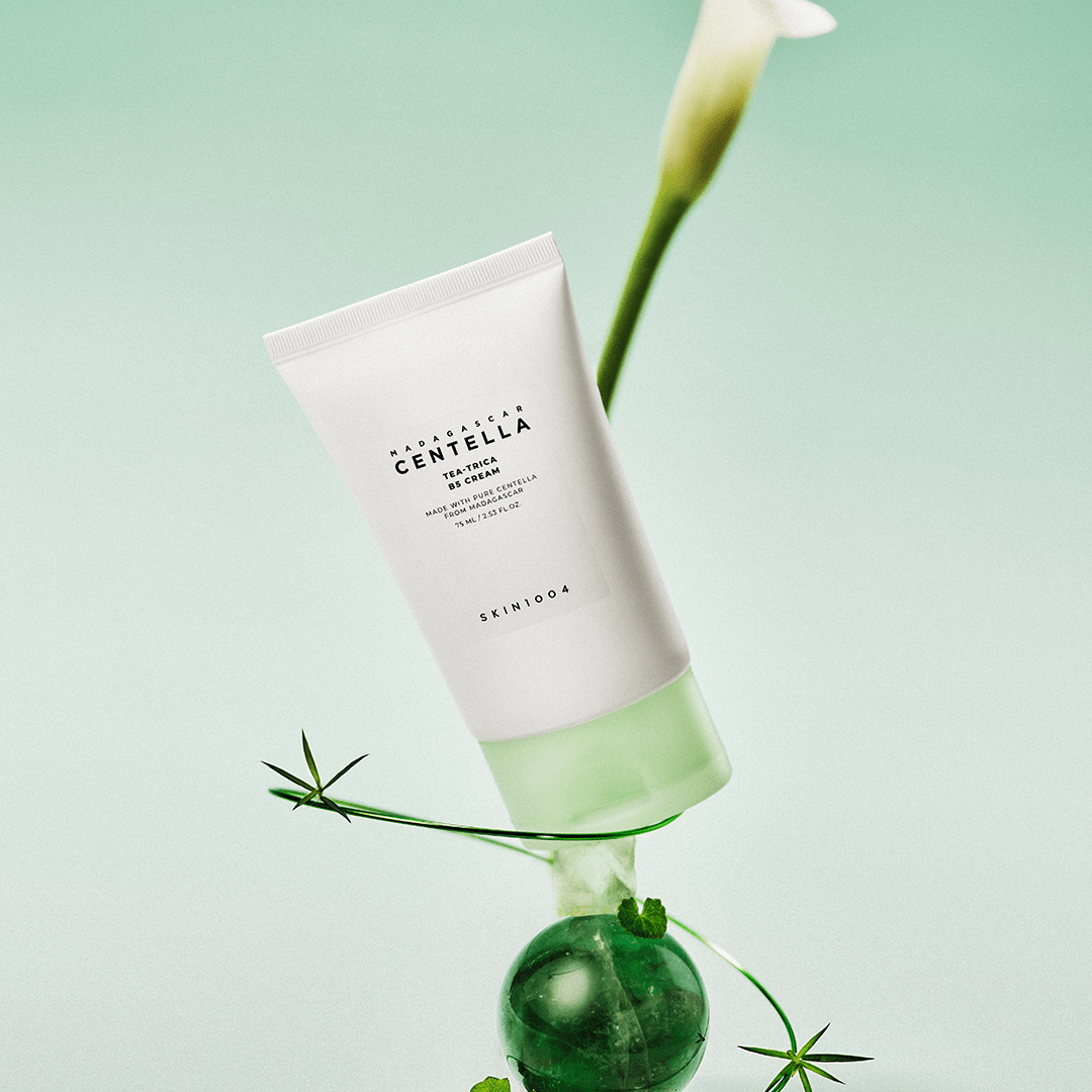 SKIN1004 Madagascar Centella Tea-trica B5 Cream 75ml de SKIN1004, en tube sur fond vert avec éléments de centella tea-trica.