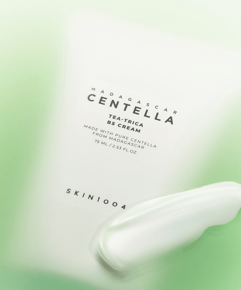 Décris l'image en français : SKIN1004 Madagascar Centella Tea-trica B5 Cream 75ml de la marque SKIN1004, tube sur fond vert pastel.
