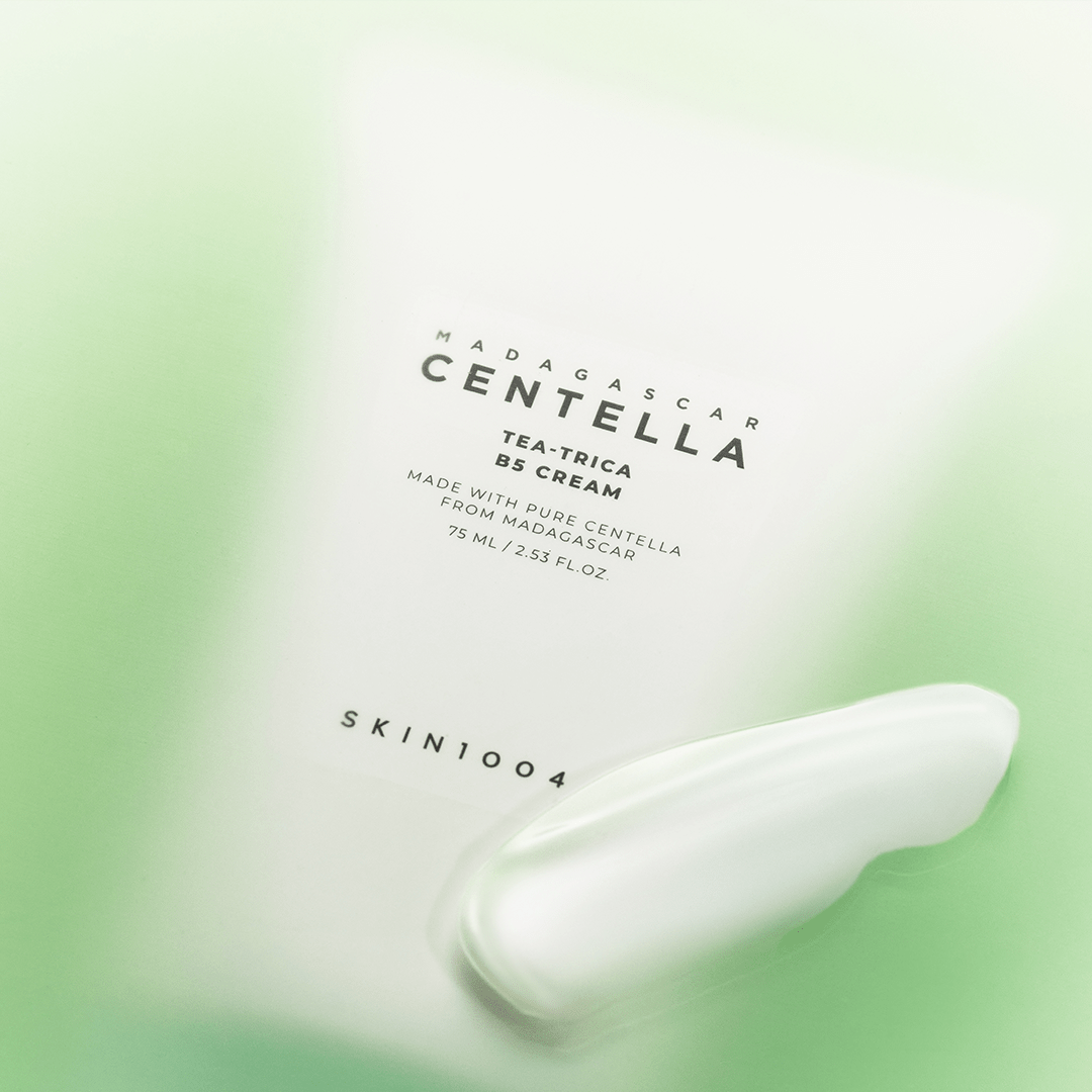 Décris l'image en français : SKIN1004 Madagascar Centella Tea-trica B5 Cream 75ml de la marque SKIN1004, tube sur fond vert pastel.