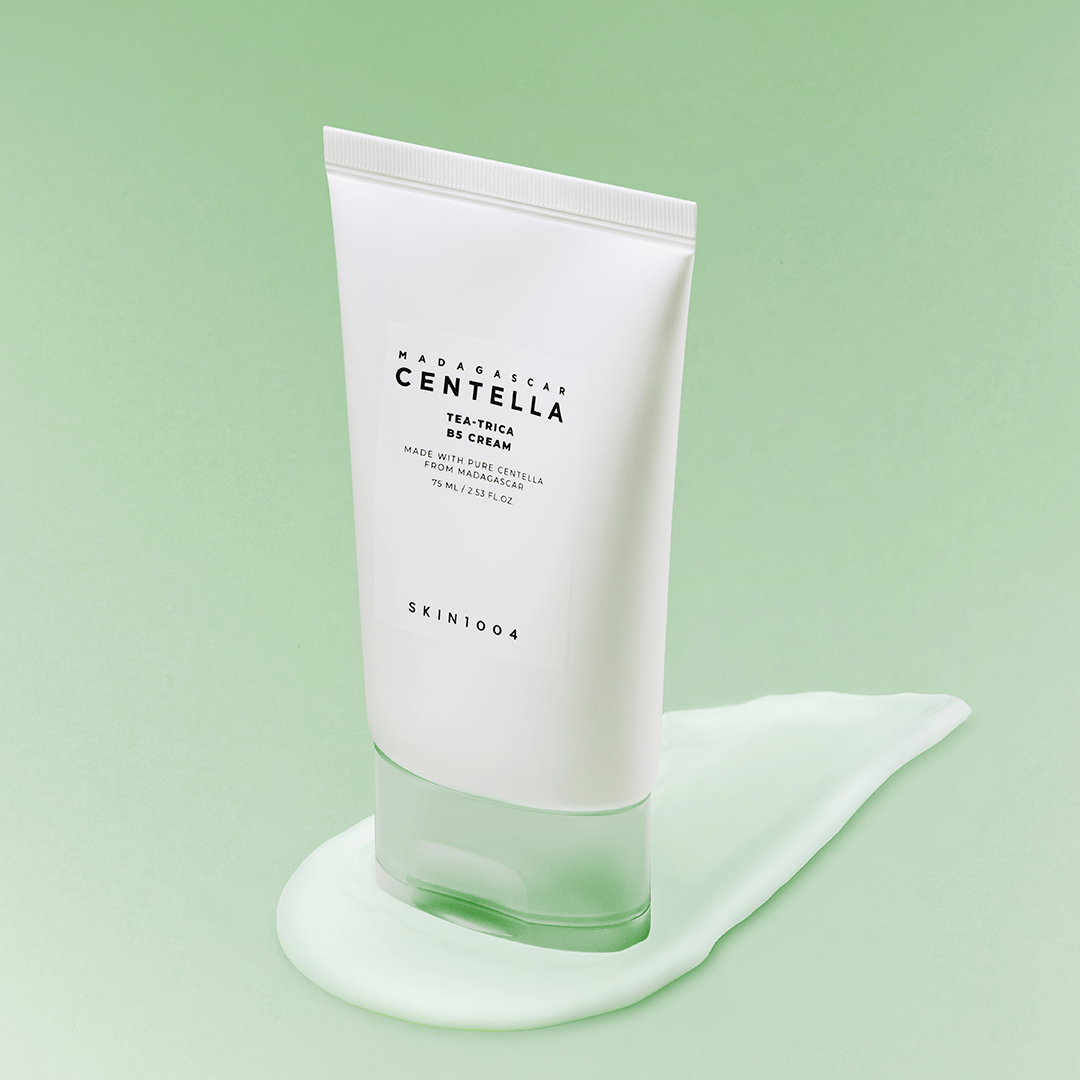 SKIN1004 Madagascar Centella Tea-trica B5 Cream 75ml de la marque SKIN1004, sur fond vert, tube et texture crème