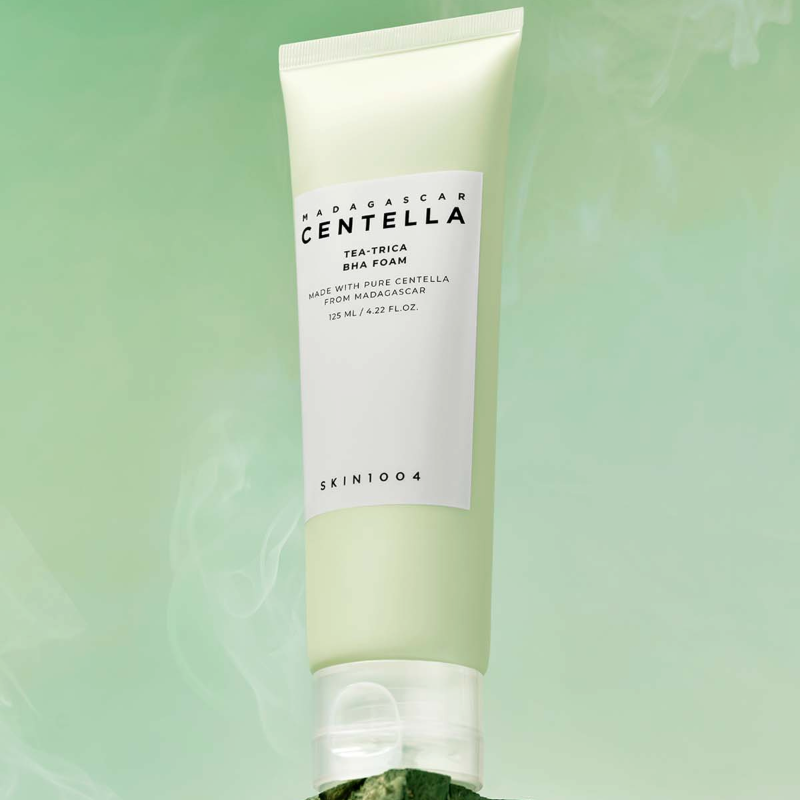 Décris l'image en français en mentionnant le produit, la marque et le contexte visuel: SKIN1004 Madagascar Centella Tea-trica BHA Foam 125ml